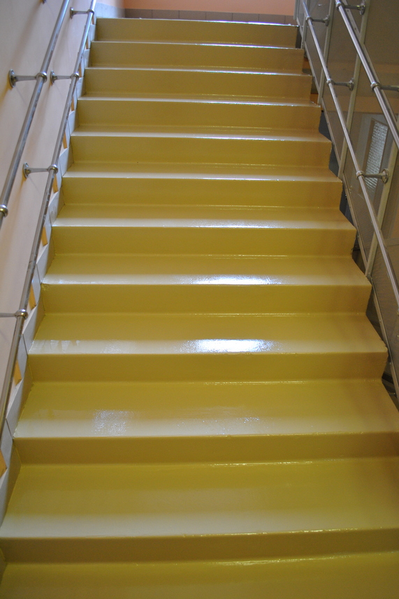 Лестница окрашена краской Тэпинг Пол 205 "ПУ Эмаль 60", колерованной по Ral.